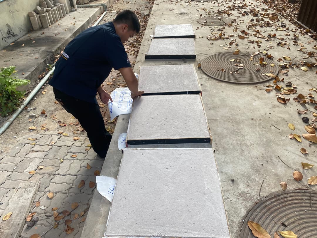 แผ่นฝ้าเพดานผสมขุยมะพร้าวและน้ำยางพาราที่มีคุณสมบัติเป็นฉนวนป้องกันความร้อน