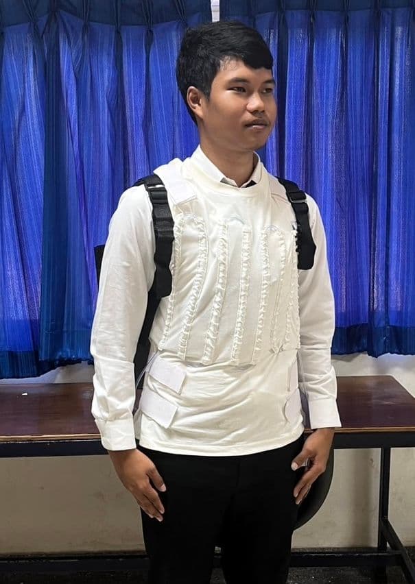 เสื้อระบายความร้อนที่มีระบบแลกเปลี่ยนความร้อนจากการไหลแบบสองเฟส