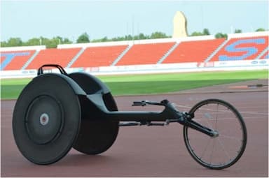 พัฒนาเก้าอี้ล้อเลื่อนสำหรับแข่งขันกีฬาด้านความเร็วเพื่อพัฒนาศักยภาพของคนพิการ